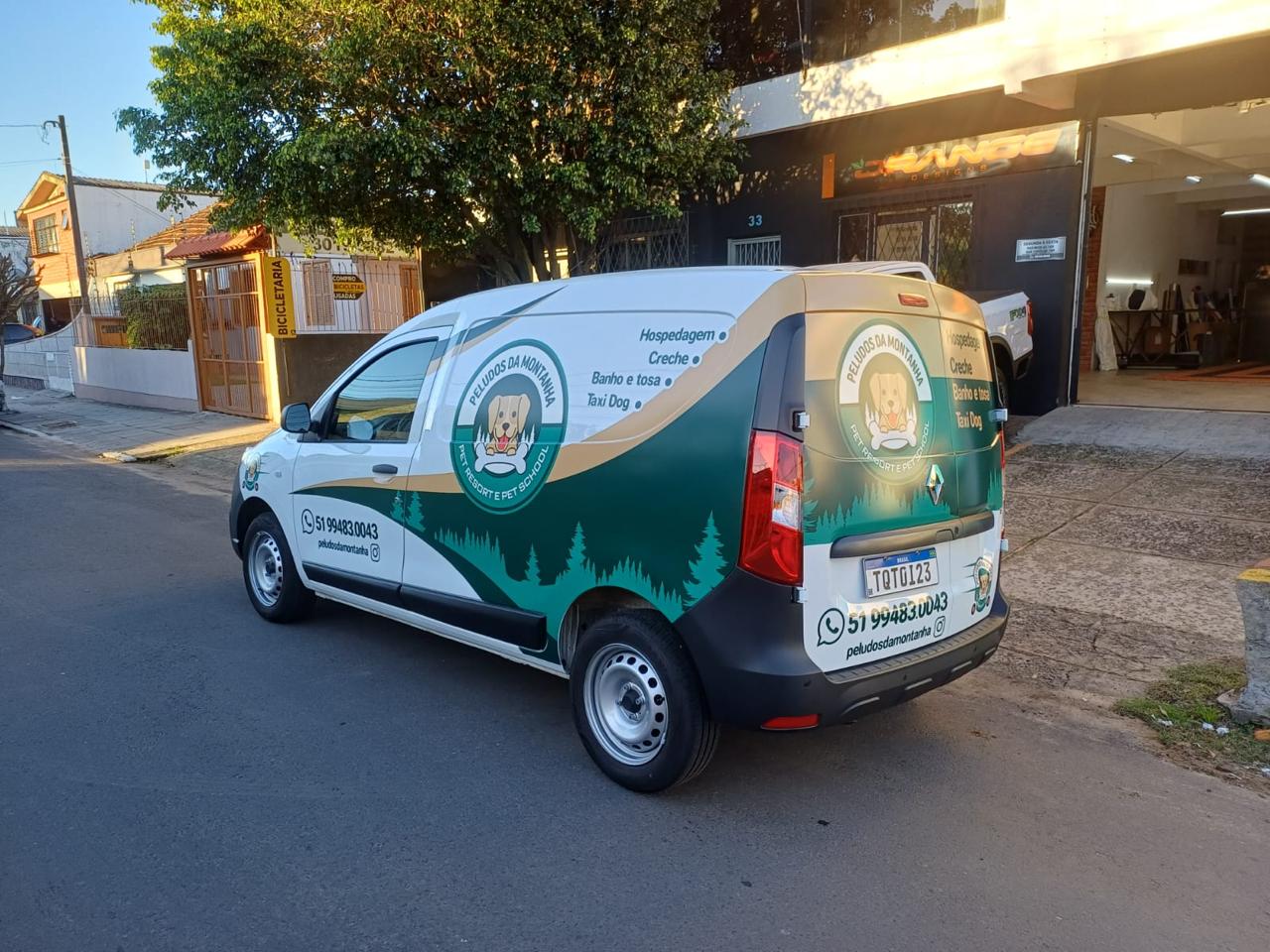 Van do Peludos Móvel estacionada na rua com a identidade visual da marca
